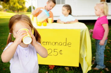 preschoolers at lemonade stand